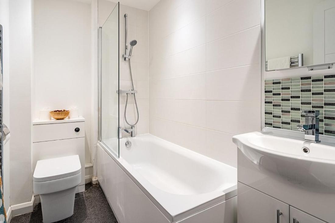 Contemporary City Centre Apartment With Parking 巴斯 外观 照片